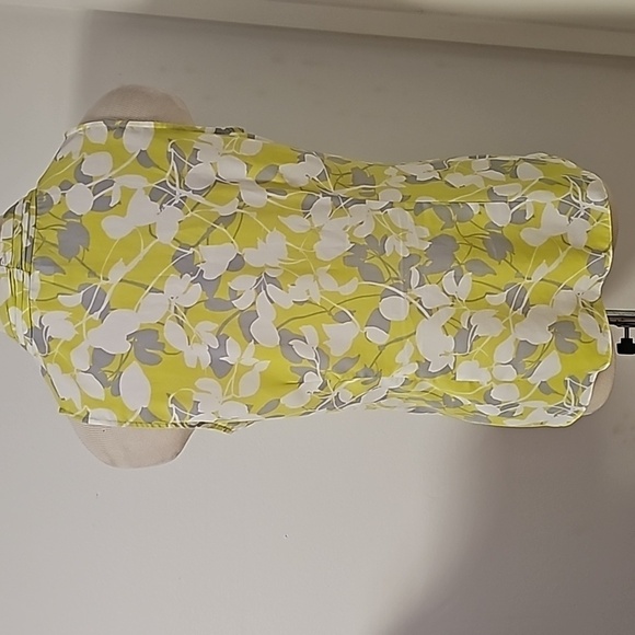 Banana Republic summer blouse. Size Petite medium. Green, gray, and white. - Picture 5 of 5